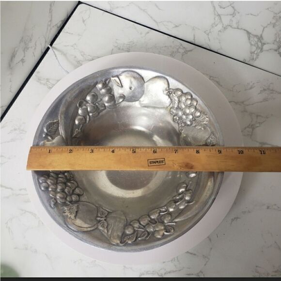 VINTAGE WILTON COMPANY Pewter Fruit Embossed Serving Bowl Home Decor - Picture 6 of 9